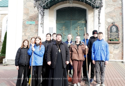 Школьники Копыльщины помогают храму: акция БРСМ объединила молодежь