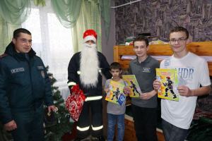 Дед Мороз-пожарный заглянул в гости к многодетным семьям