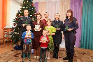 Сотрудники органов правопорядка Копыльщины поздравили ребят с новогодними праздниками