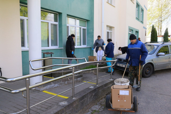 Медперсонал Копыльской ЦРБ благоустроил территорию вокруг учреждении здравоохранения