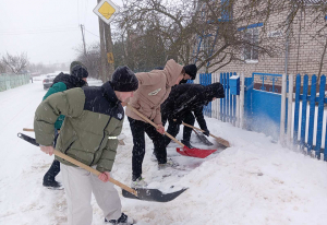 Волонтеры отряда «Доброе Сердце» Копыльского РК ОО «БРСМ» присоединились к акции «Уберем снег вместе»
