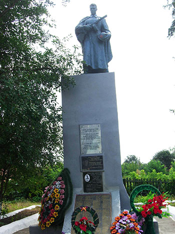 Памятник на братской могиле в д. Пархомовка с мемориальной доской в честь погибшего экипажа бомбардировщика