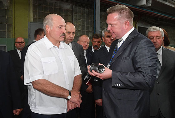 ■ Александр Лукашенко во время посещения Оршанского инструментального завода.