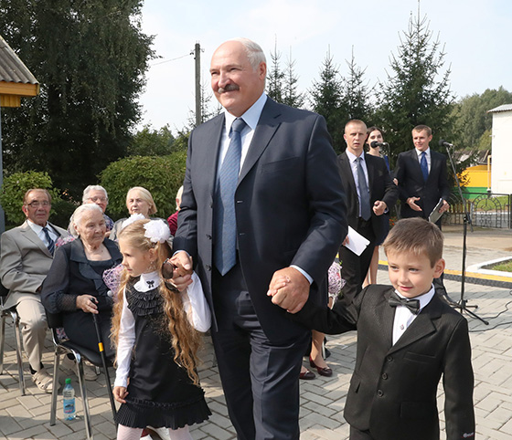 Александр Лукашенко во время посещения Александрийской средней школы 