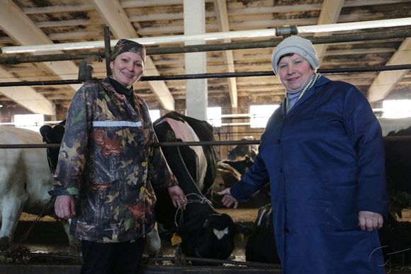 ■ Кіраўнік аддзялення (фермы) № 1 Тамара Засімовіч (справа) з аператарам Таццянай Храноўскай