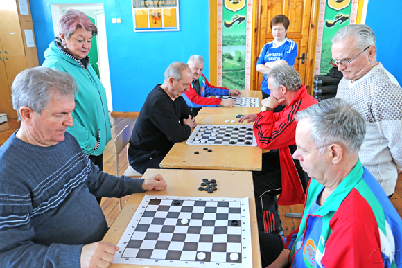 ■ Михаил Бода (слева) на турнире по шашкам