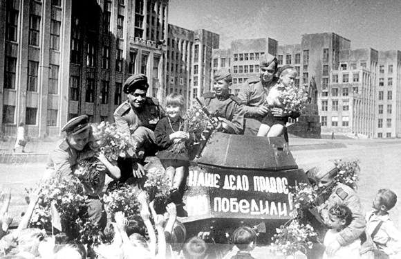 Минск, 1945 год. Встреча советских воинов-победителей.                               Фото В.Лупейко, БелТА.