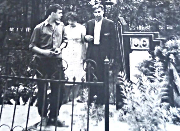 ■ Сестра В. Малофеева с мужем и сыном на могиле брата, 1965 г.
