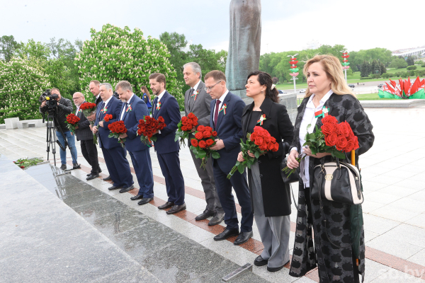 Мининформ и руководители республиканских СМИ возложили цветы к стеле «Минск – город-герой»