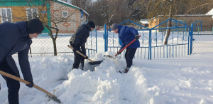 Юноши и девушки Копыльщины активно помогают расчищать снег