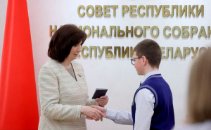 Копыльский школьник получил паспорт в Совете Республики