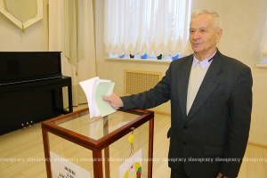 Проголосовать за мирную Беларусь пришел копылянин Евгений Сивец