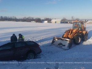 Сотрудники ОГАИ Копыльского РОВД оказали помощь водителю, попавшему в &quot;снежный плен&quot;